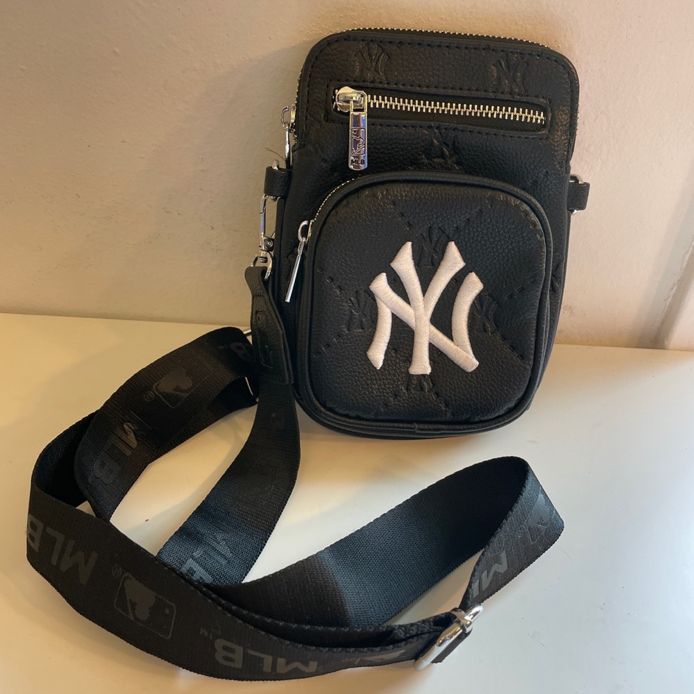 MLB Yankees Crossbody